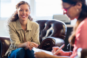 Un psicólogo profesional avalado por una institución seria y que además esté actualizado en los acontecimientos de la humanidad es confiable y de mucha ayuda para la cura de la salud mental.